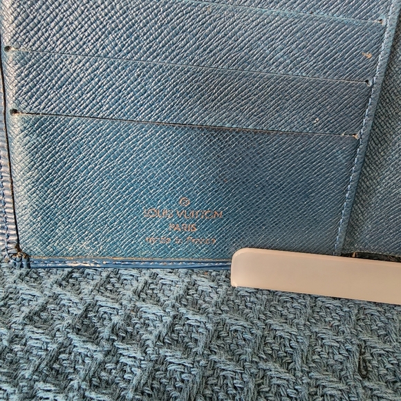 Louis Vuitton Authentic Epi Wallet Blue - Picture 3 of 10